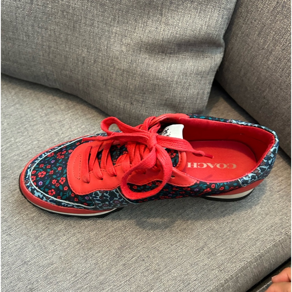 Coach C121 Runners almost new